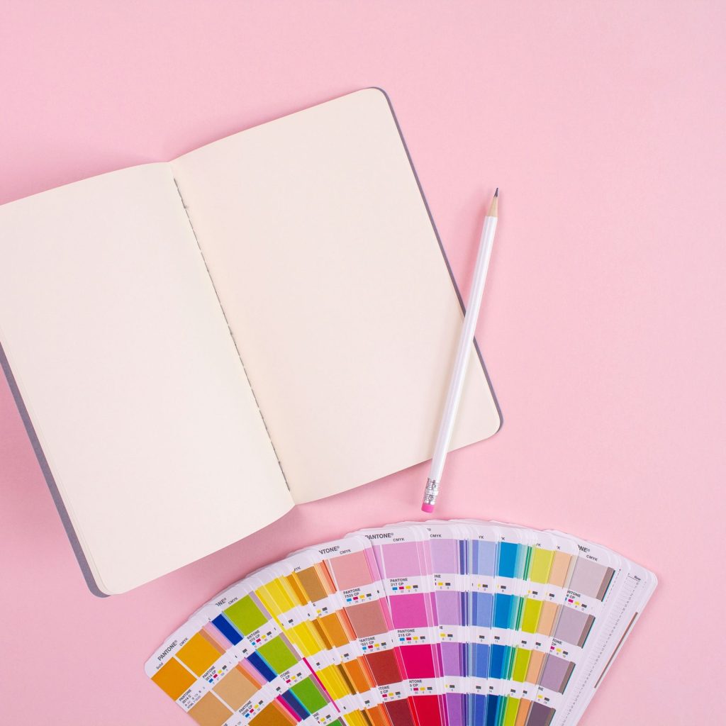 Cuaderno y muestras de colores