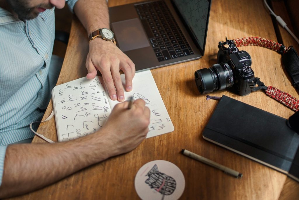 Escribiendo en un cuaderno